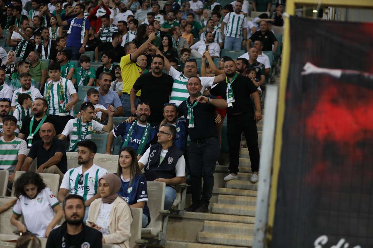 (FOTO GALERİ) Bursaspor-Eskişehirspor Dostluk Maçı Taraftar Fotoğrafları