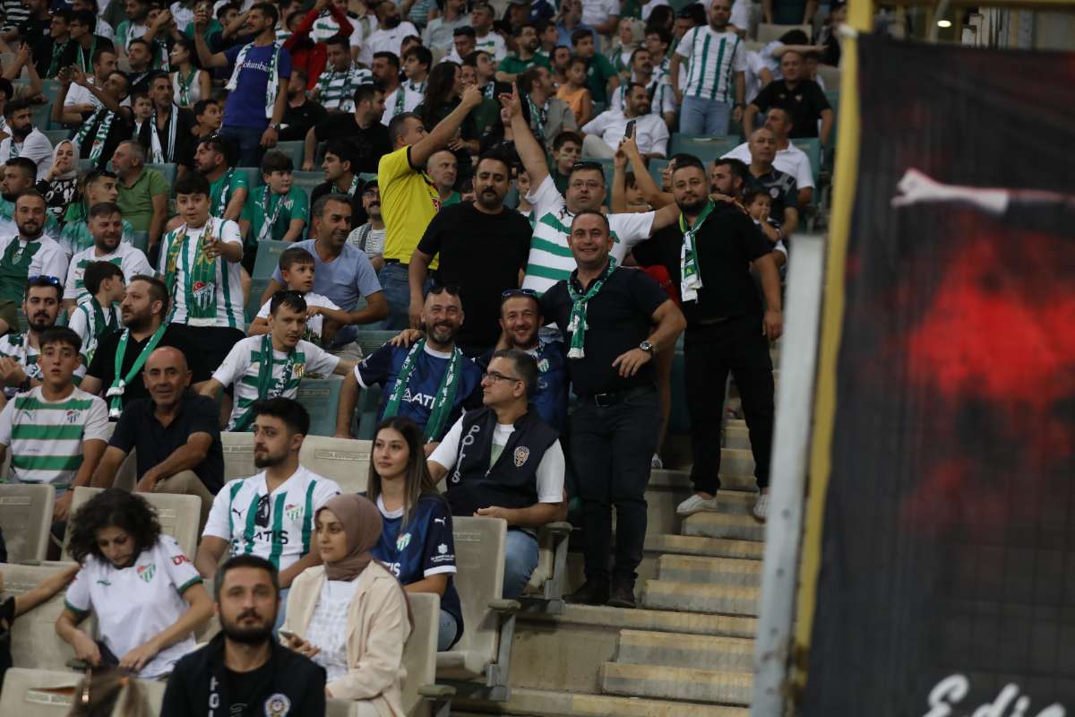 (FOTO GALERİ) Bursaspor-Eskişehirspor Dostluk Maçı Taraftar Fotoğrafları