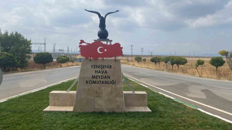 Yenişehir'de Türk Bayraklı kartal heykeline büyük ilgi