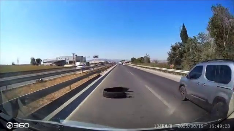 Yola atılan kamyon lastiği kazaya sebep oldu