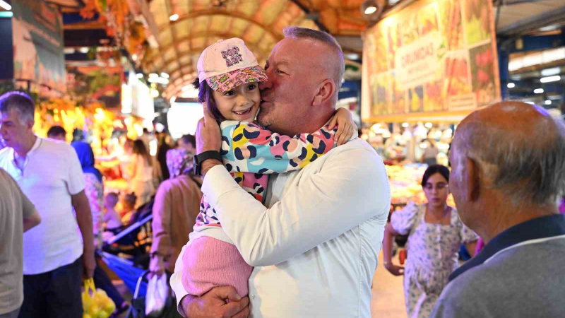 Pazaryerinde çocuklardan Karabatı’ya yoğun ilgi