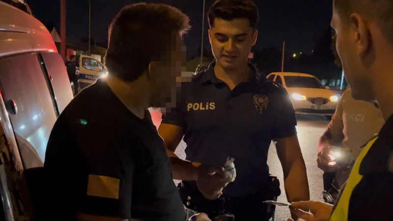 Polisi görünce uyuşturucuyu camdan attı yine yakalandı