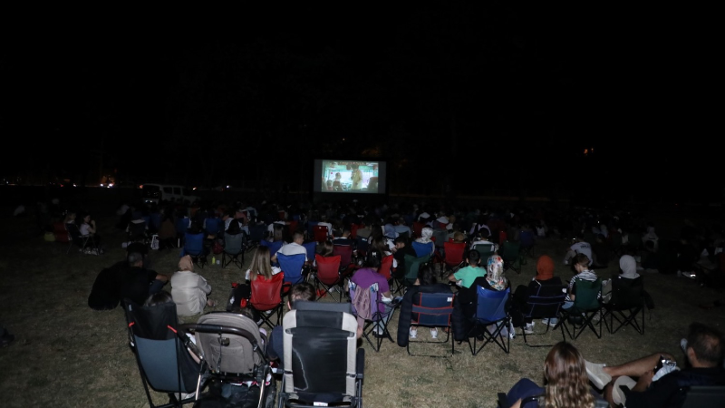 İnegöl'de açık havada sinema keyfi