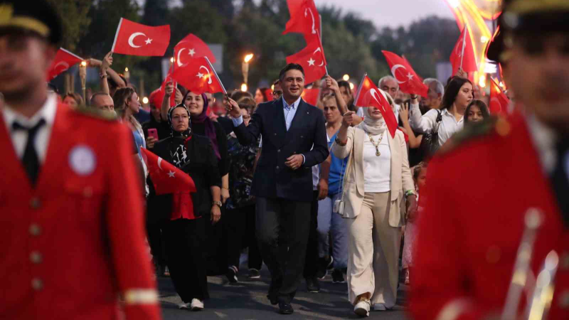 Aliağa 30 Ağustos kutlamalarında fener alayı ve Sefo konseri