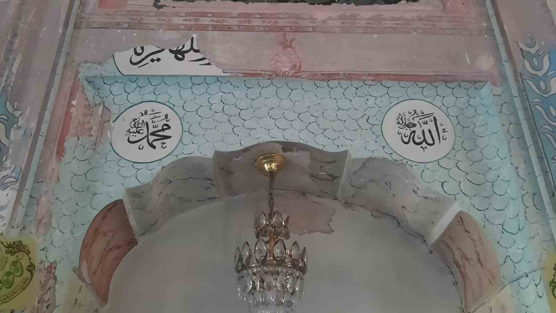 Bezzaz Cami dökülüyor