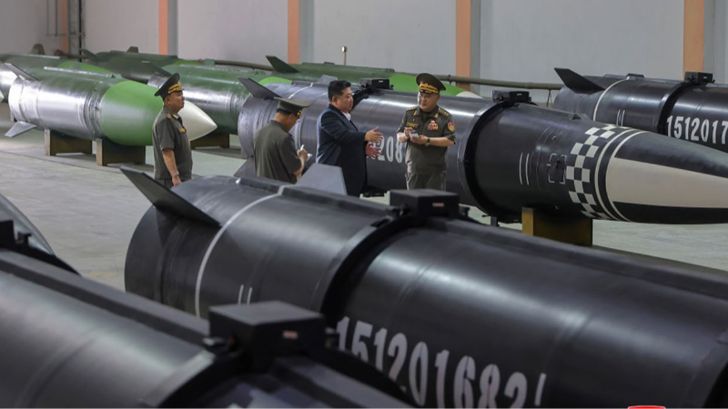Kuzey Kore lideri Kim Jong-Un, yeni füze fabrikasını denetledi