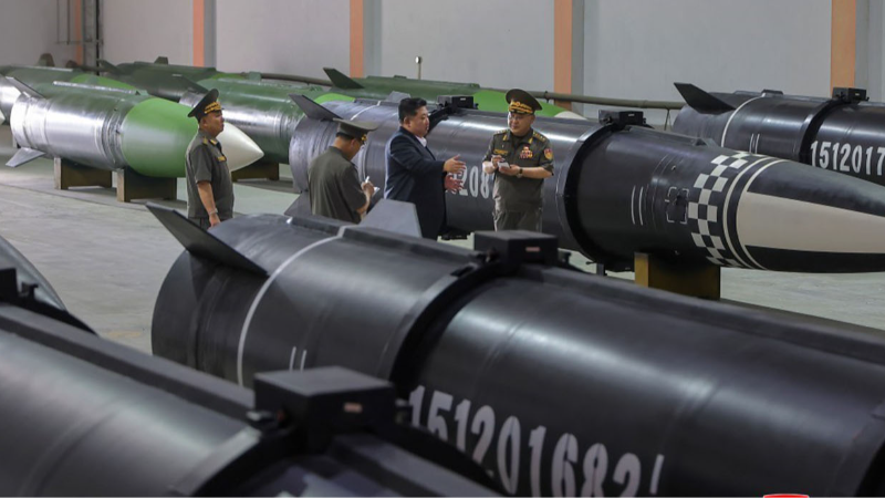 Kuzey Kore lideri Kim Jong-Un, yeni füze fabrikasını denetledi