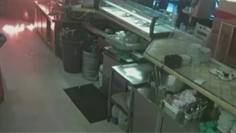 Mayonezin bittiğine sinirlendi, kafeyi ateşe verdi