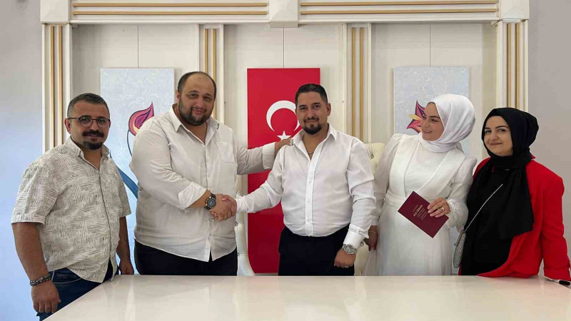 Nikahlarına yetiştiren şoförü şahit yaptılar
