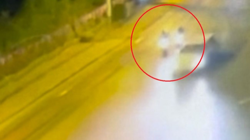 Boş yolda iki motosikletli kaza yaptı