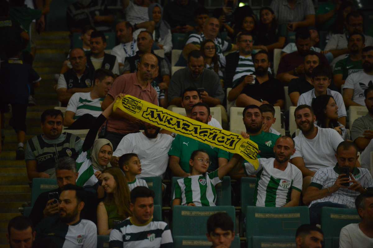 (FOTO GALERİ) Bursaspor-Arnavutköy Belediyespor Maçı Taraftar Fotoğrafları