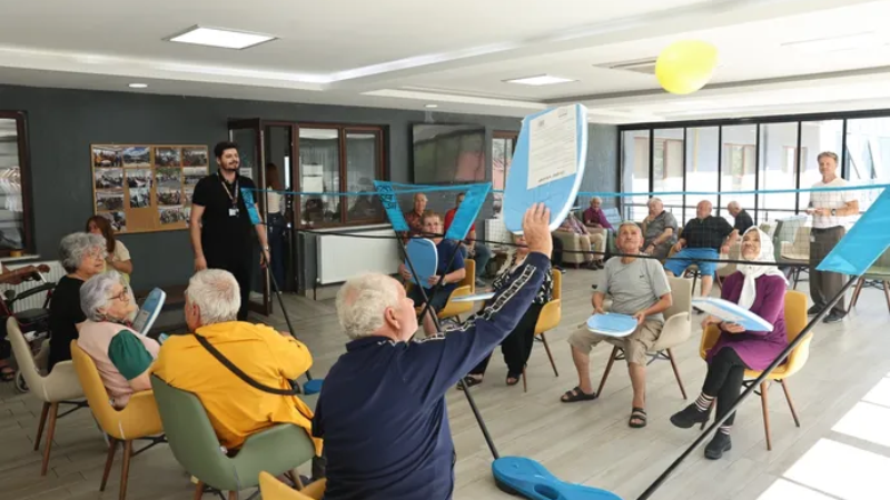 Nilüfer’de huzurevi sakinleri “Balon Voleybolu” ile eğlendi