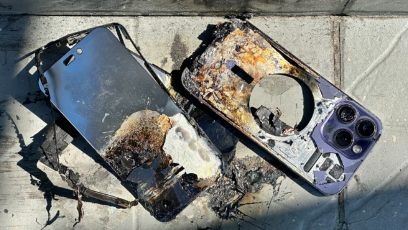 Binlerce liralık telefon bir anda alev aldı