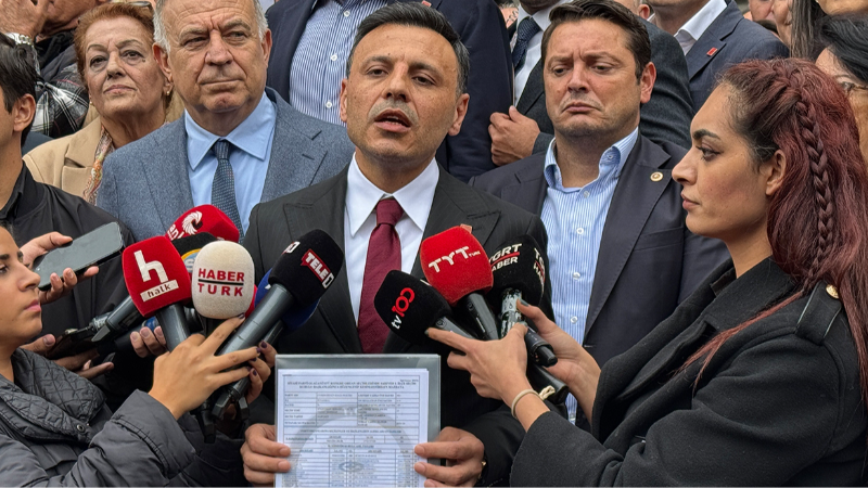 Yeniden CHP İstanbul İl Başkanı seçilen Özgür Çelik mazbatasını aldı
