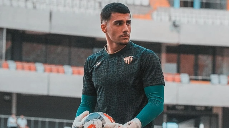 Bursaspor'da genç eldivene profesyonel imza