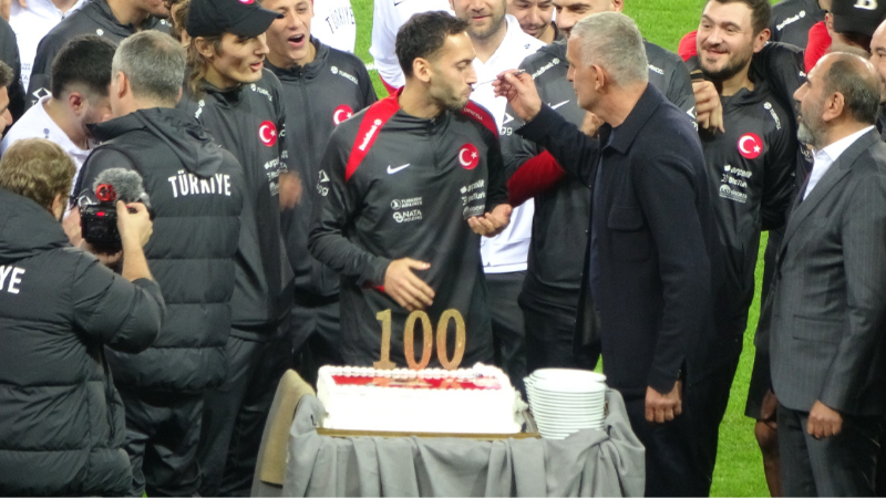 Hakan Çalhanoğlu’na 100. milli maç sürprizi