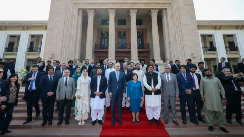 Pakistan'da Kurtulmuş'tan Pencap Eyalet Meclisi'ne ziyaret