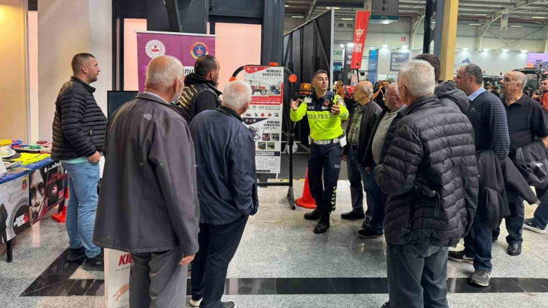 Bursa Tarım ve Hayvancılık Fuarı’nda jandarmadan traktör sürücülerine trafik eğitimi