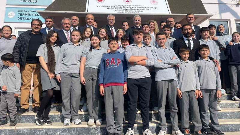 Köy okulu çocuklarının bilgisayar sevinci