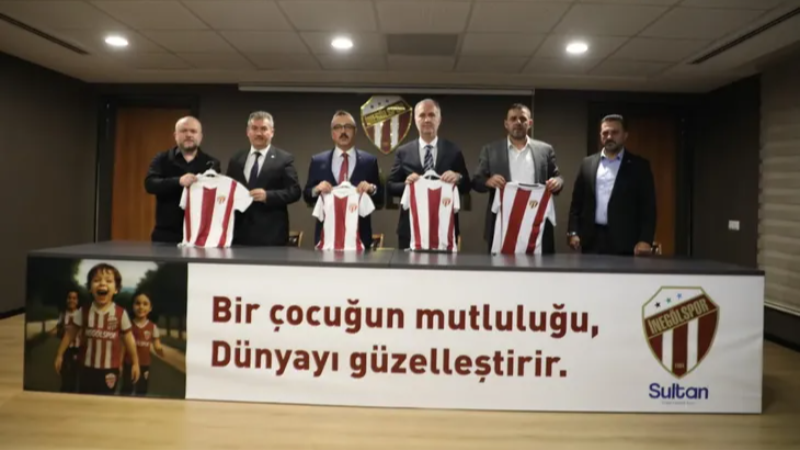 Bursa İnegöl'den 60 bin öğrenciye forma ve eşofman kampanyası