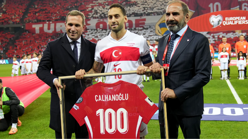 A Milli Takım’da 100. maçına çıkan Hakan Çalhanoğlu’na plaket