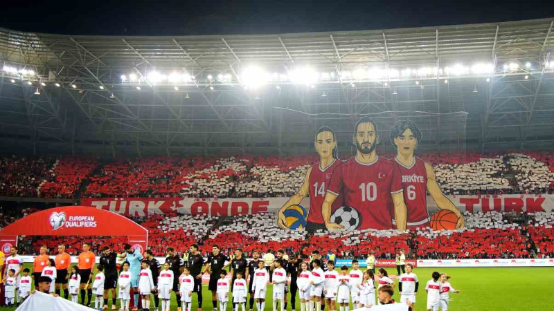 Filistinli çocuklar, milli futbolcularla birlikte seremoniye çıktı
