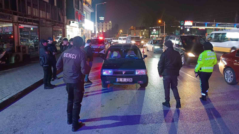 3 saatte aranan 121 şahıs yakalandı