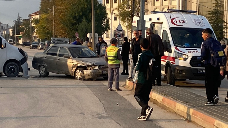 Ara sokaktan çıkan servis kazaya sebep oldu