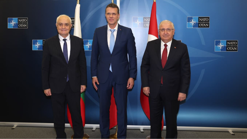 Bakan Güler, Romanya ve Bulgaristan savunma bakanlarıyla bir araya geldi