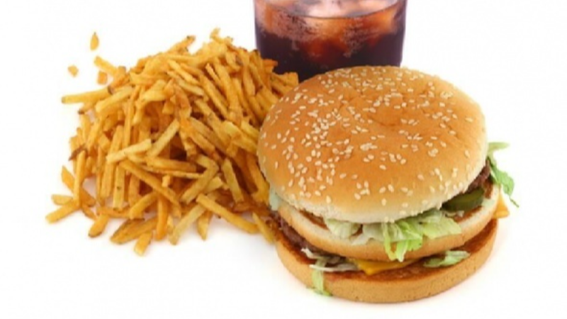 Aşırı fast food tüketimi cilt sağlığını olumsuz etkiliyor