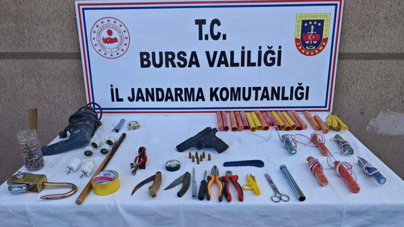 Definecilerin zulasından cephanelik çıktı