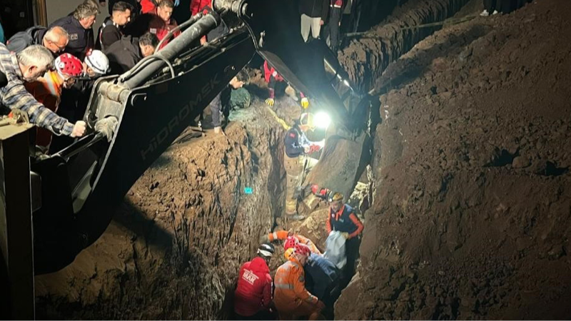 Kanalizasyon çukuru kazarken göçük altında kalan iki kardeş toprağa verildi