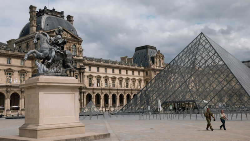 Paris'teki ünlü Louvre Müzesi'nde soygun paniği