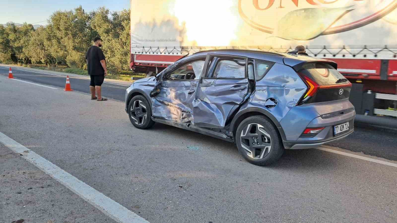 Bursa’da kamyon otomobille çarpıştı