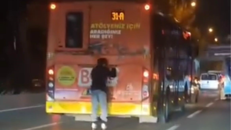 Bursa’da otobüsün arkasında tehlikeli yolculuk