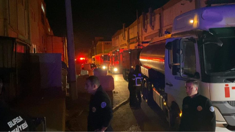 Mobilya imalathanesinde korkutan yangın