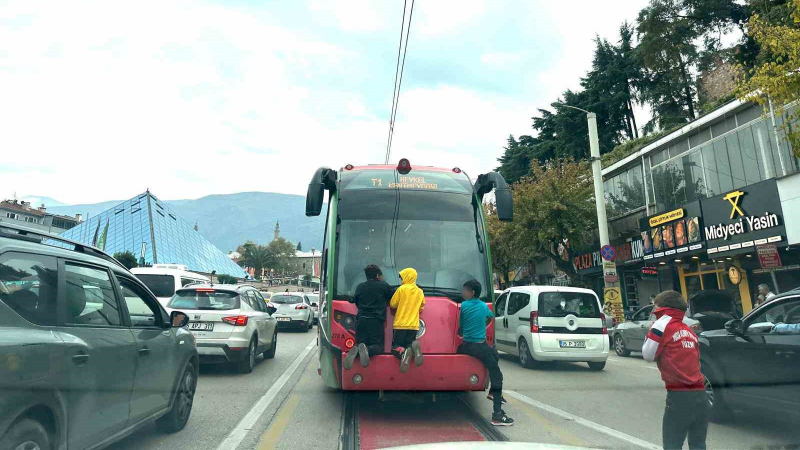 Tramvayın arkasına tutunup ölümle burun buruna geldiler