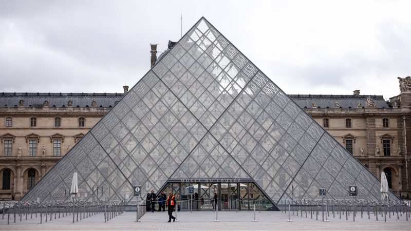 Louvre Müzesi'nden çalınan mücevherlerin değeri 88 milyon euro