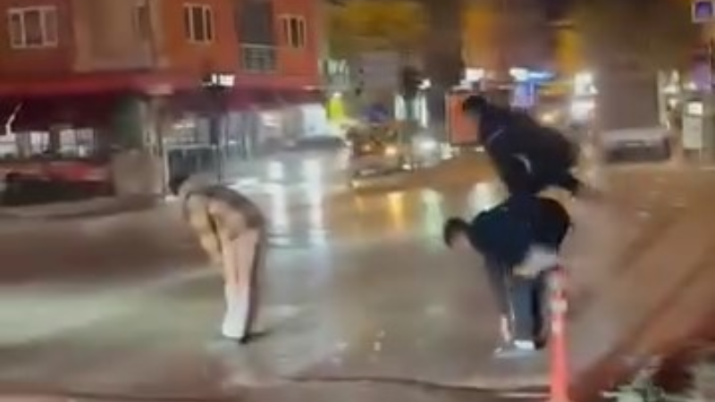 Yaya geçidinden karşıya birdirbir oynayarak geçtiler