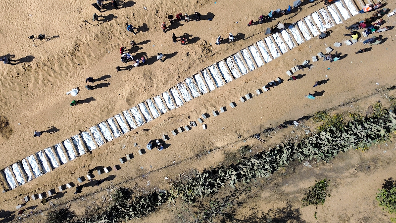 Gazze'de ailelerin teşhis edemediği 54 cenaze toplu mezara defnedildi