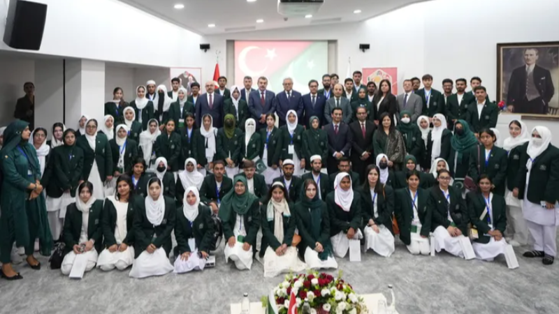 Bakan Tekin Pakistanlı öğrencileri kabul etti