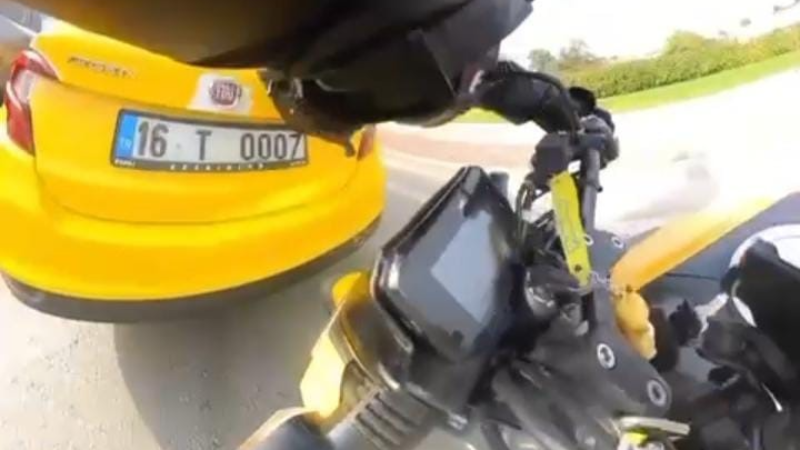 Trafiğin sıkıştığını görmeyen motosikletli, önünde duran taksiye çarptı