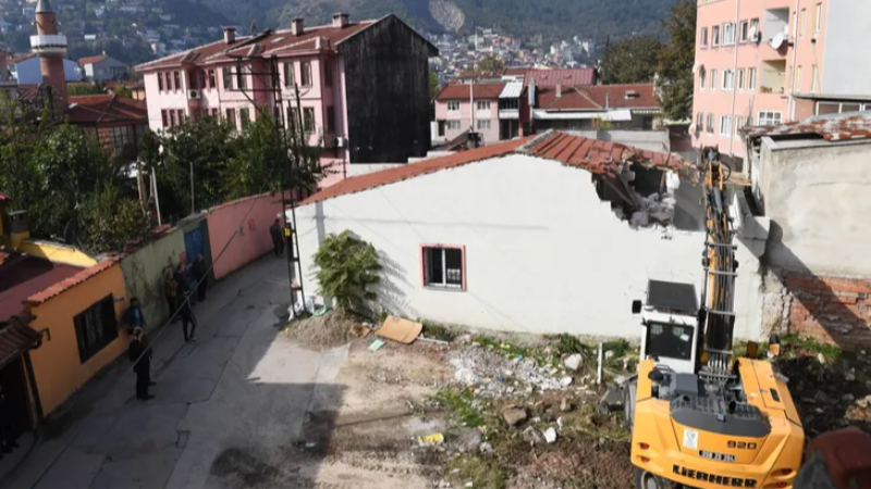 Osmangazi Belediyesi’nden tarihi koruyan yıkım