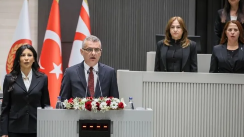 KKTC'de Erhürman göreve başladı