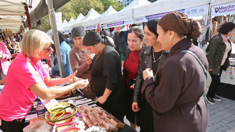Heykel’de meydan kadınların
