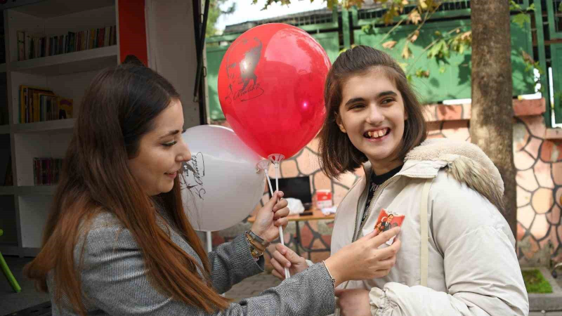 Gezici kütüphaneden çocuklara özel bayram turu