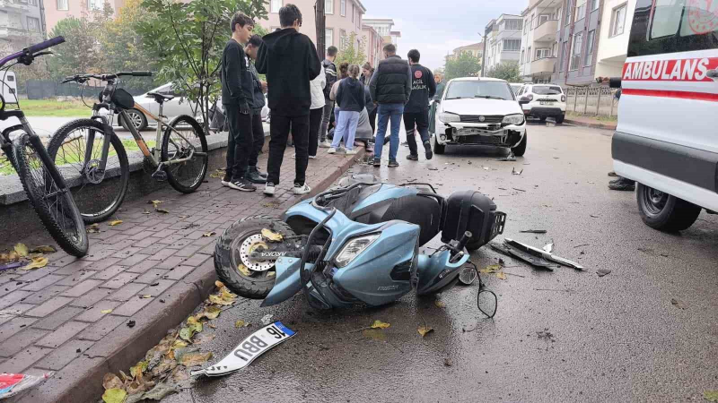 Otomobille çarpışan motosikletli yaralandı