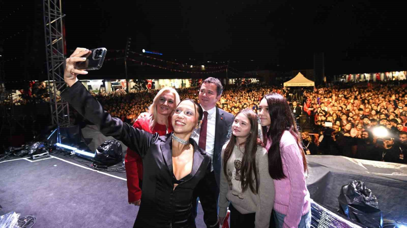 Bursa’da Zeynep Bastık’la Cumhuriyet coşkusu