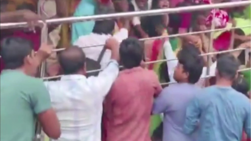 Hindistan'da tapınakta izdiham: 12 ölü