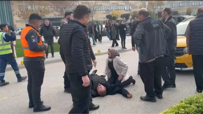 Hastane önünde feci kaza